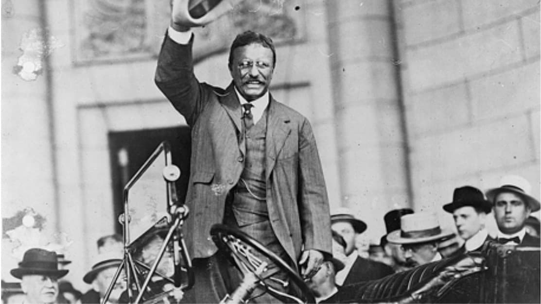 En agosto de 1902 
<b>Theodore Roosevelt</b> inició desde la ciudad de New Haven, en el estado de Connecticut, una gira por los estados de nueva Inglaterra, convirtiendose así en 
<b>el primer presidente estadounidense en rodar en un vehículo de motor durante su mandato</b>. A pesar de que rápidamente se hizo evidente que el automóvil se convertiría en el medio de transporte del futuro, la Casa Blance 
<b>tardó 37 años</b> en ordenar el primer auto oficial construido especialmente para transportar al presidente de Estados Unidos.
<br>
<br>Durante los siguientes 37 años, Roosevelt, William Howard Taft, Woodrow Wilson, Warren G. Harding, Calvin Coolidge, Herbert Hoover y Franklin Delano Roosevelt utilizaron una flotilla compuesta de vehículos privados de los propios presidentes, o autos propiedad del estado entre los que se rumora, se incluye limusina Cadillac blindada que había pertenecido a Al Capone.