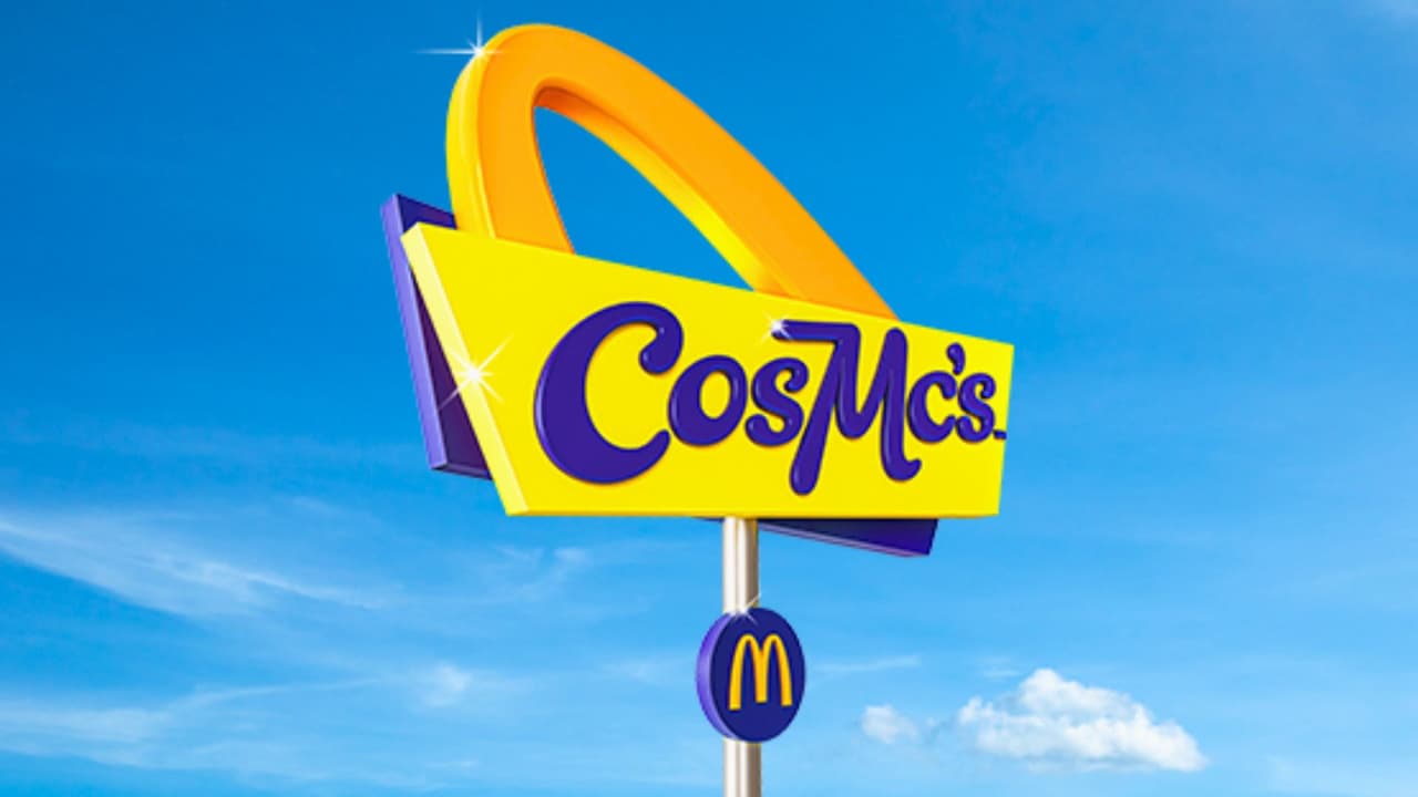 <h3 class="cms-H3-H3">McDonald’s apaga CosMc’s en Texas </h3>
<br>Apenas unos meses después de abrir sus puertas en ciudades como Allen y Fort Worth, e
<b>l experimento de bebidas “CosMc’s” de McDonald’s llegará a su fin este 23 de junio.</b> La cadena confirmó que 
<b>cerrará todas las sucursales</b>, una marca que 
<b>buscaba competir con Starbucks</b> ofreciendo bebidas frías, frapés, tés infusionados y snacks dulces. 
<b>En Texas, estaban operando cuatro locales.</b> “Siempre lo vimos como un laboratorio”, dijo un portavoz de McDonald’s a los medios. 
<b>“Vamos a integrar lo que funcionó en nuestros restaurantes tradicionales”</b>.