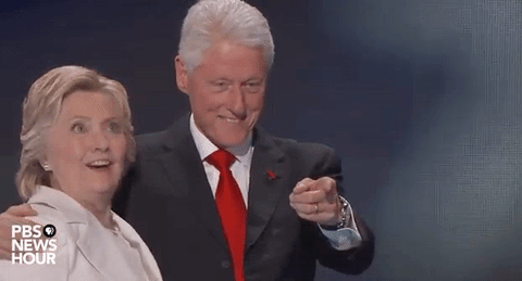<b>¡Mira, globos! - </b>En la Convención Demócrata en el 
<i>Wells Fargo Center</i> de Filadelfia, Hillary Clinton pareció muy soprendida por algo que en realidad es una tradición: los globos que caen cuando el candidato se asegura la nominación de su partido. El gesto se hizo objeto de burlas, memes y gifs, como este.
