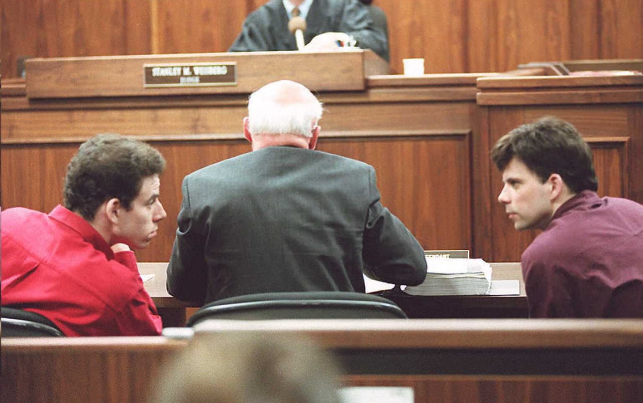 Esta foto de archivo del 2 de febrero de 1995 muestra a Erik (izq.) y Lyle (der.) Menéndez hablando en un tribunal de Los Ángeles. Los hermanos fueron condenados por un jurado el 20 de marzo por asesinar a sus padres.