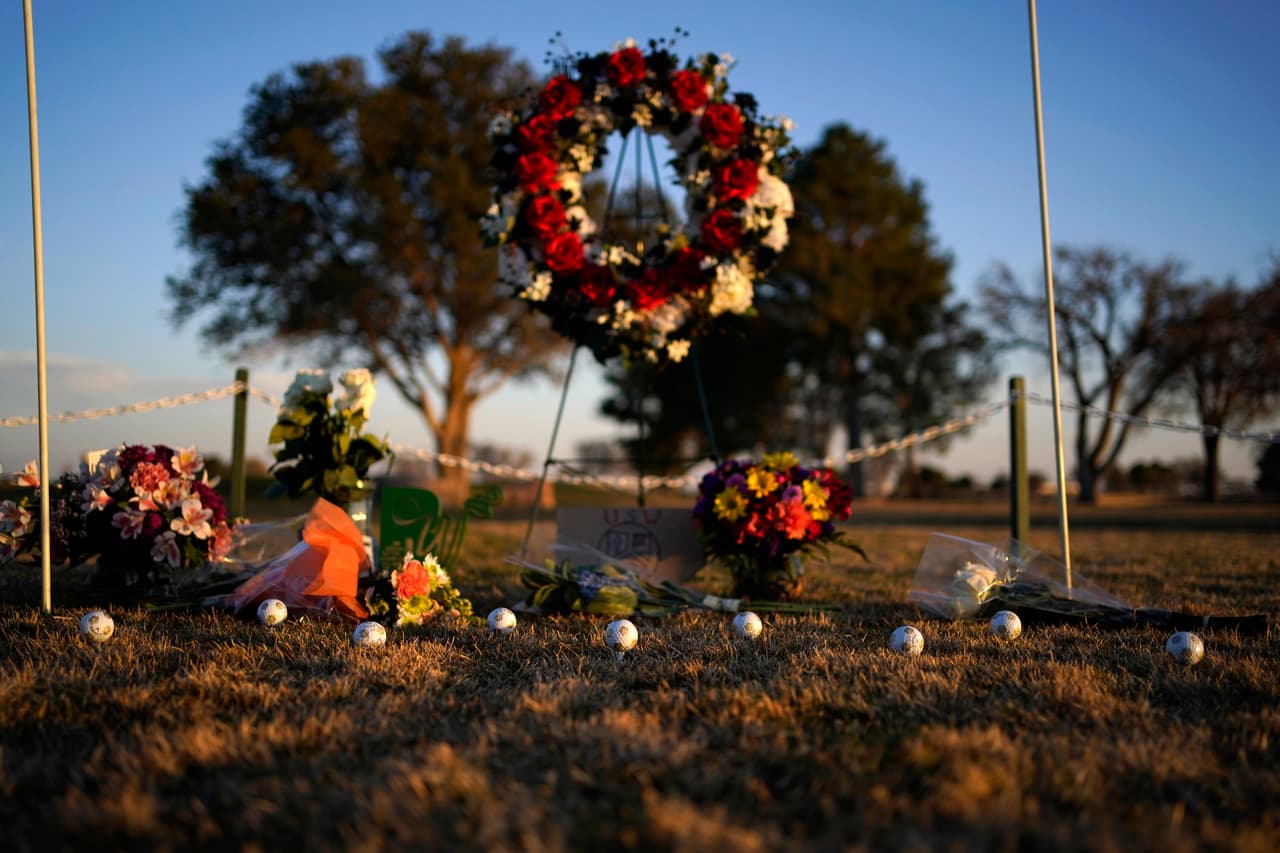 En el parque de golf 
<b>Rockwind Community Links</b> colocaron pelotas de golf en un memorial por las víctima del equipo y su entrenador de la 
<b>Universidad de Southwest</b> que murieron en un choque de tránsito en Nuevo México.
