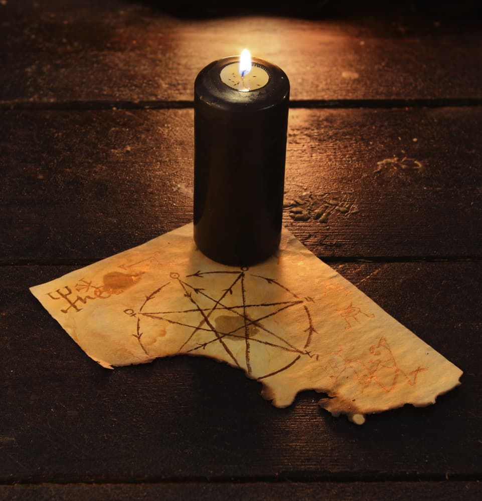 Las velas negras al quemarse están recogiendo toda la energía negativa alrededor y la eliminan. Además nos ayudan a abrirnos camino por entre las tinieblas o problemas que realmente nos aterran.