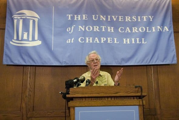 5 - Universidad de Carolina del Norte, Chapel Hill | Colegiatura: $7,694 residente, $28,446 no residente. En la foto Oliver Smithies, Premio Nobel de Medicina 2007.