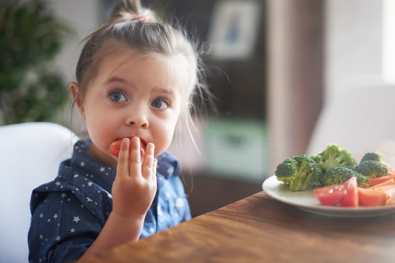 Desayunábamos en casa, cuando, de pronto, mi hija de 3 años comenzó a ahogarse. Salté de la silla e intenté ayudarla: le golpeé la espalda y apreté el estómago. Y lo vi: el miedo en sus ojos mientras intentaba respirar. Su carita había pasado de roja a blanca: no quedaba tiempo. En un impulso que aún me sorprende, introduje mis dedos en su boca y, de la garganta, extraje dos bolitas de cereal.