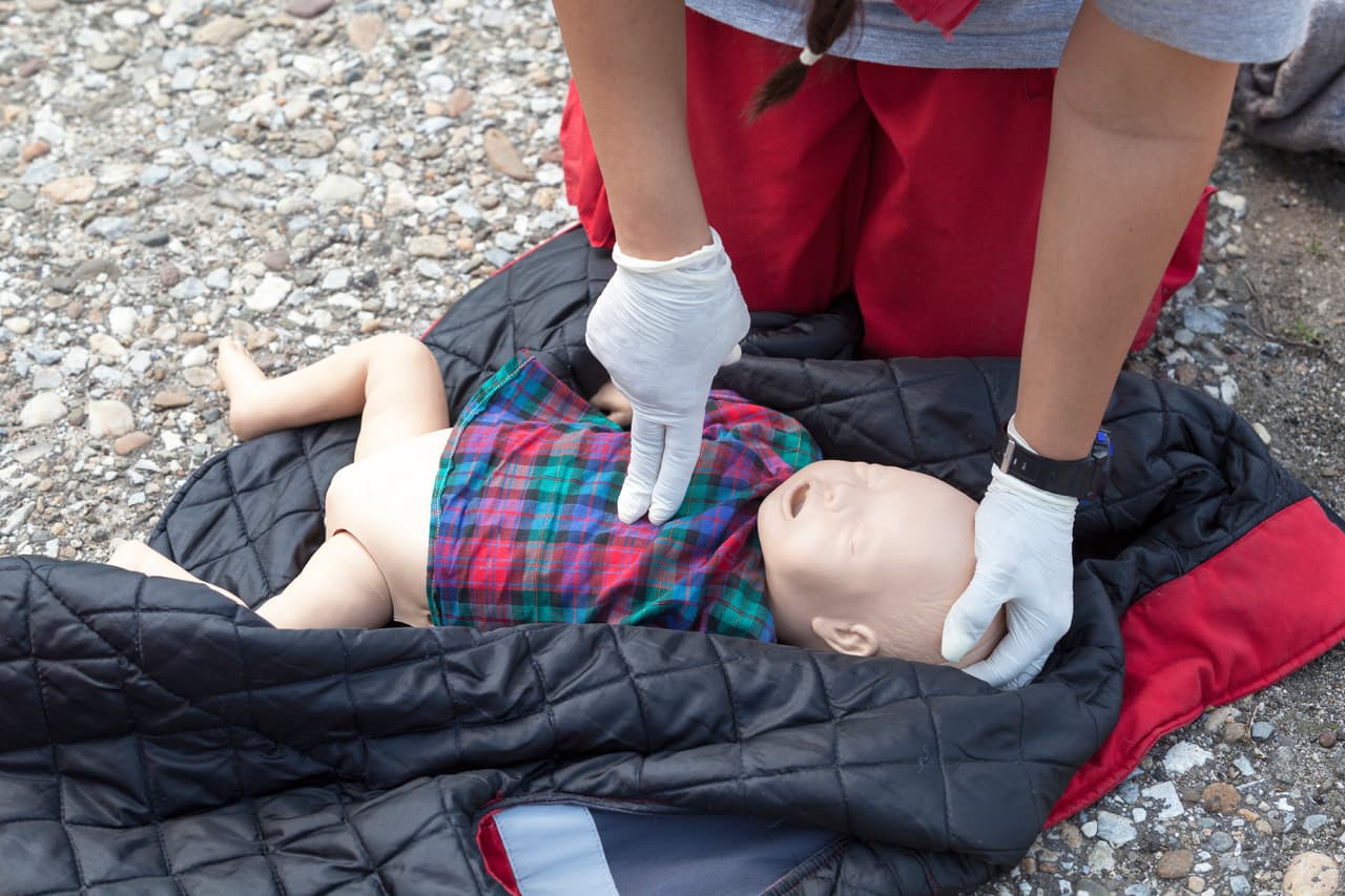 RCP, un infaltable. La reanimación cardiopulmonar es un procedimiento de primeros auxilios que toda mamá debería conocer. Podrías necesitarlo si, tras un accidente, tu hijo dejara de respirar o su corazón se detuviera, detalla el sitio MedlinePlus, de la Biblioteca Nacional de Medicina de los Estados Unidos.