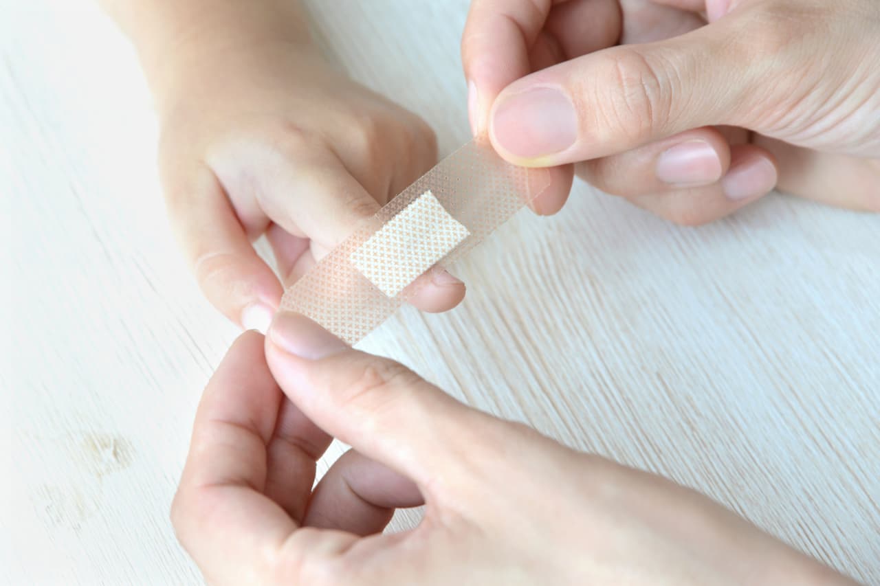 ¿Qué debes hacer? Comienza por lavar la zona afectada con agua y jabón, y cúbrela con gasa estéril. Como los músculos debajo de la piel podrían haberse lastimado, la consulta médica es fundamental.