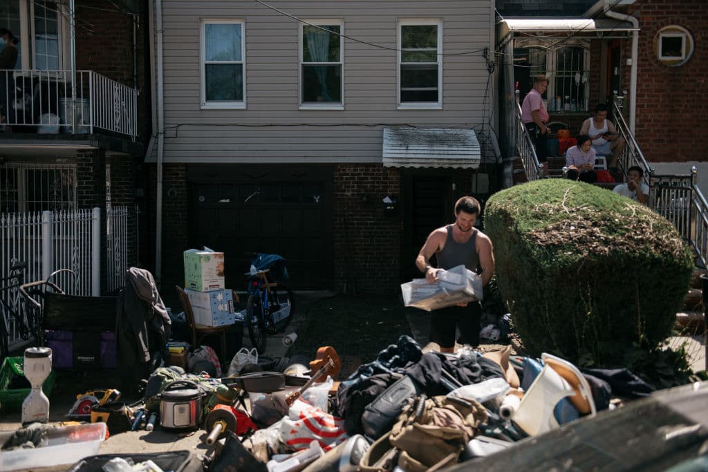 La gobernadora de Nueva York, 
<a href="https://www.univision.com/temas/kathy-hochul">Kathy Hochul,</a> dijo que 
<b>"esta es la primera vez que hemos tenido un evento de inundación repentina en esta proporción en la ciudad de Nueva York</b> y en las áreas periféricas". En la imagen, vecinos de Queens retiran pertenencias que quedaron inservibles de sus viviendas a causa de las inundaciones.