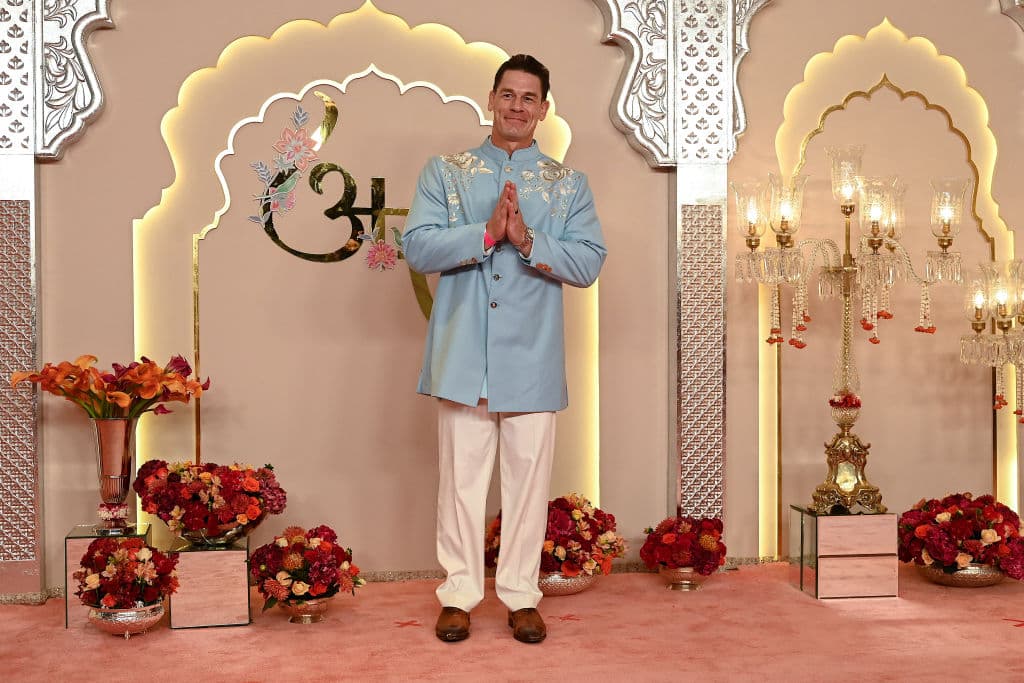 El actor de Hollywood John Cena asiste a la ceremonia de boda Ambani.
<br>
<br>La extravagancia y la opulencia que acompañan a la boda han llevado a muchos a plantearse cuestiones sobre la 
<b>creciente desigualdad en la India,</b> donde la brecha entre ricos y pobres está creciendo. El evento también ha provocado la ira de algunos residentes de Mumbai, que dicen que están luchando con el tráfico. "Afecta a nuestras ganancias. No me importa mucho la boda", dijo Vikram, un taxista, a la agencia AP.
<br>
<br>