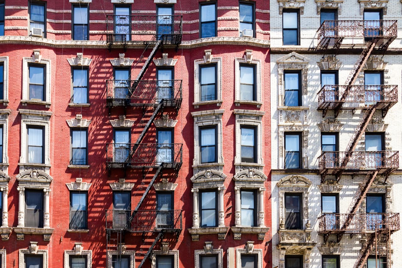 <b>Puesto 12: Nueva York, Nueva York</b>
<br>
<br>Puntos: 39
<br>
<br>Según el estudio, los datos de 2016 indican que solo el 42% de los afroestadounidenses y el 45% de los hispanos eran propietarios de sus casas. Por el contrario, más del 72% de los estadounidenses blancos tenían a su nombre la vivienda.
<br>