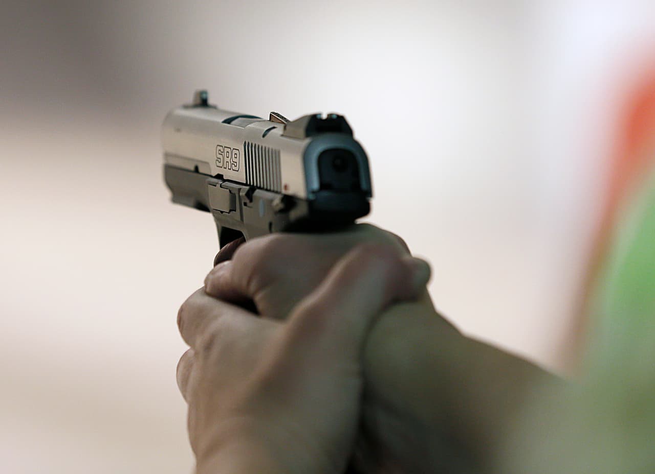 De acuerdo con la organización Giffords Law Center, la ley de Texas generalmente prohíbe intencionalmente o con conocimiento vender, alquilar, arrendar y ofrecer cualquier arma de fuego a cualquier persona menor de 18 años.