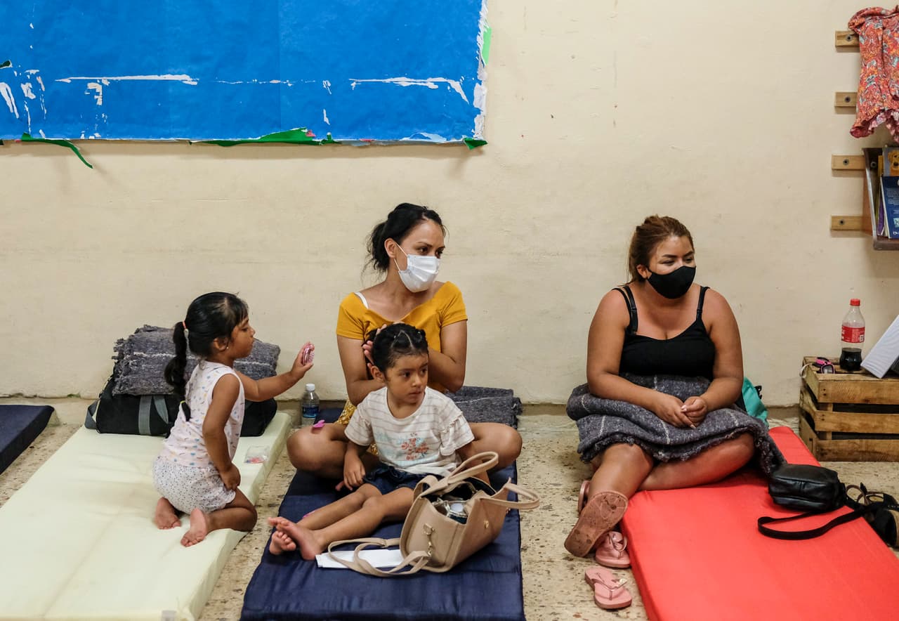 Residentes de Cancún en un refugio instalado en la ciudad. Según las autoridades mexicanas, unas 2,700 personas han sido llevadas a este tipo de instalaciones para resguardarlas de Delta en Quintana Roo y Yucatán.
<br>