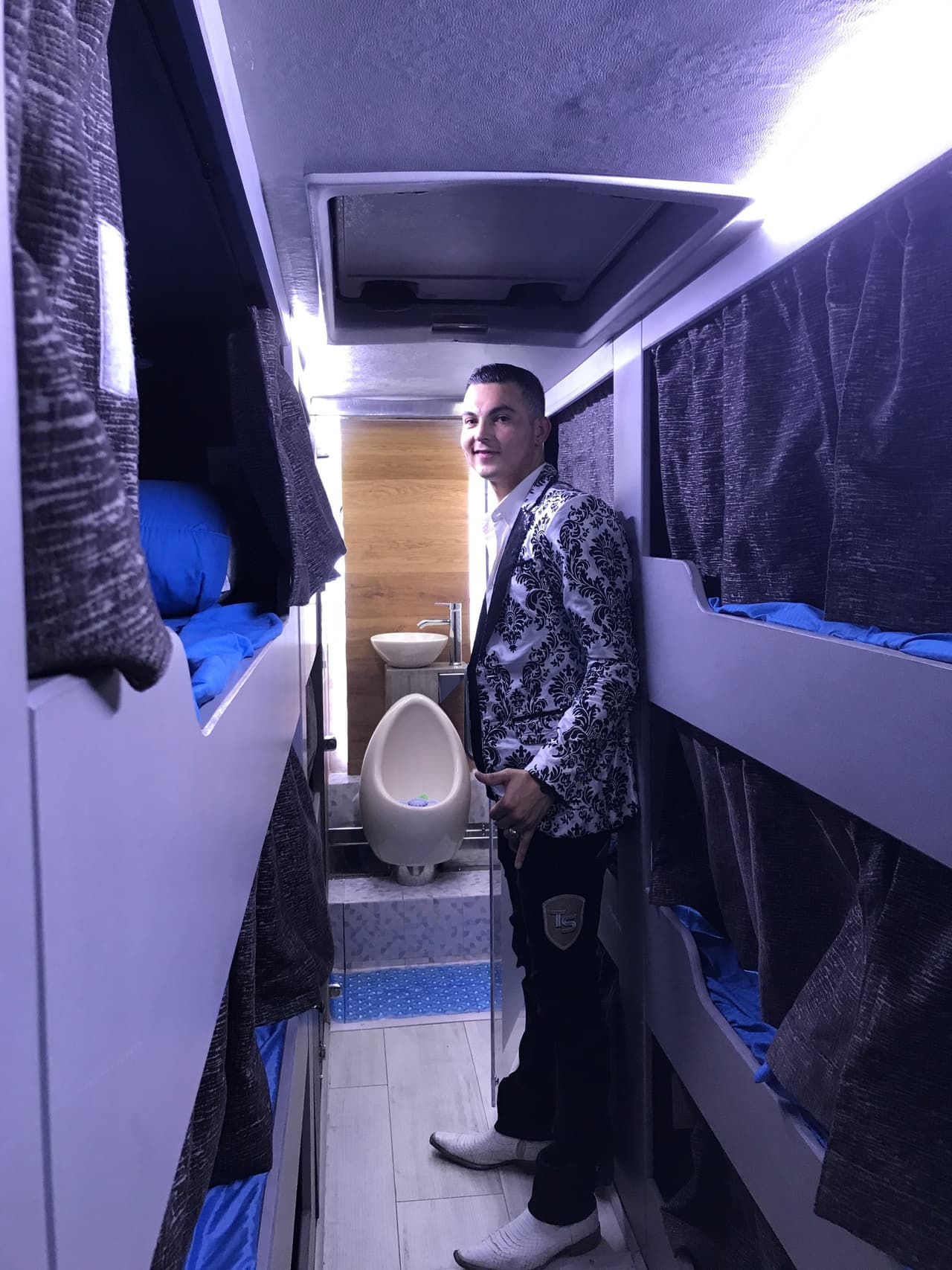 Al final del pasillo está el baño. César comentó que el anterior autobús también tenía baño, pero nunca servía y ahora eso ya no pasa con este lujoso vehículo.