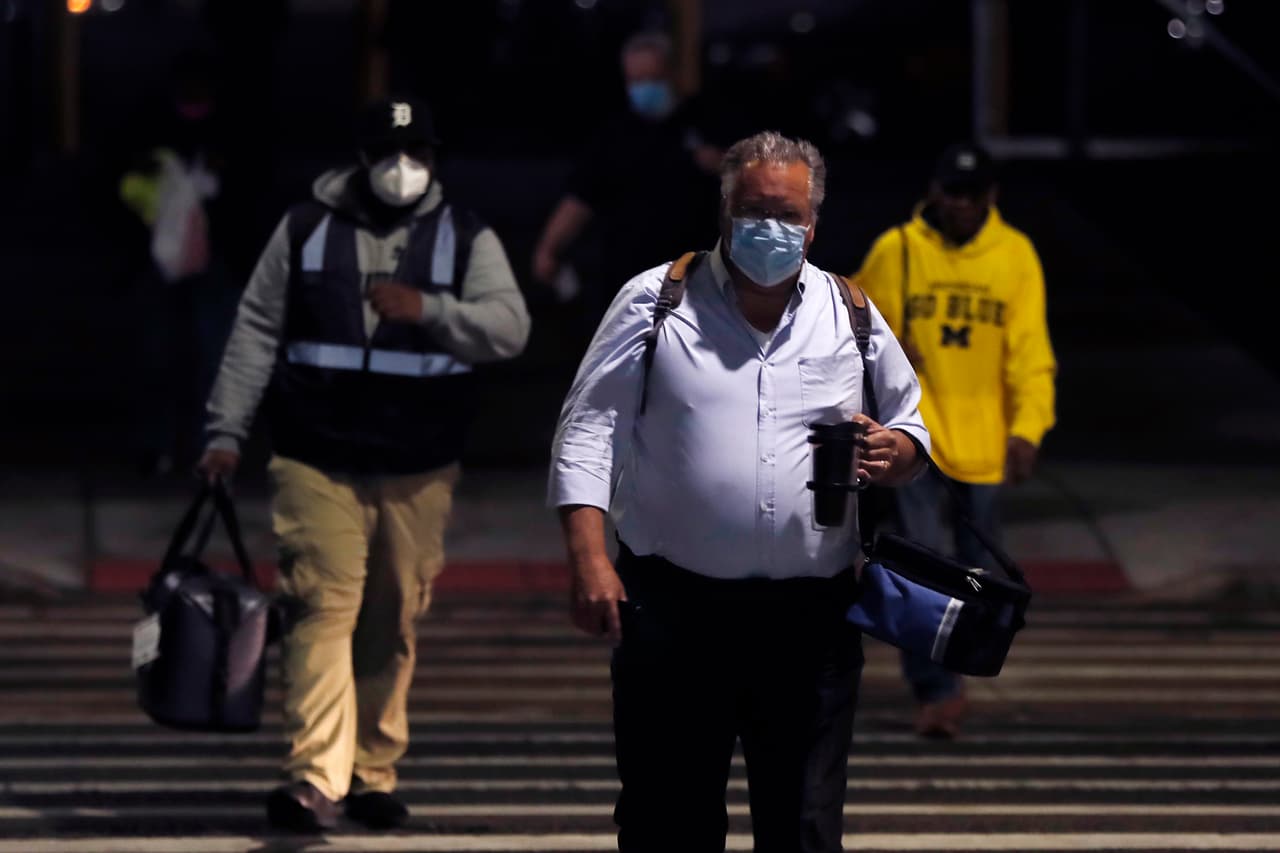Empleados del primer turno en la planta de camiones FCA Warren de a su llegada para la reapertura. Fiat Chrysler, Ford y General Motors, reiniciaron el 18 de mayo las líneas de ensamblaje detenidas durante varias semanas por la pandemia. 
<br>