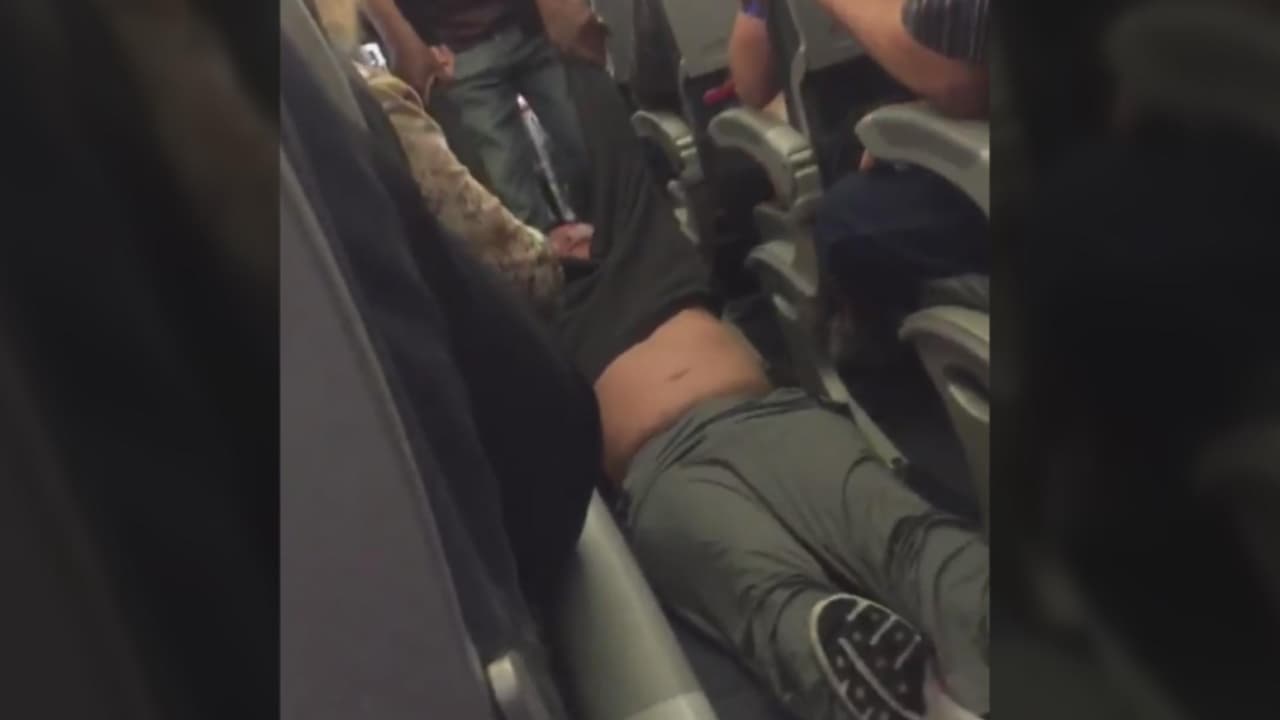 El pasajero que fue sacado violentamente de un avión de United llega a un acuerdo con la aerolínea para no ir a juicio