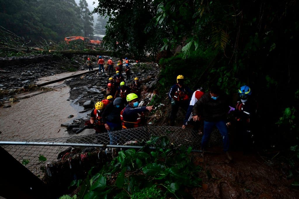 En Panamá también murieron cinco personas, incluyendo tres niños, por derrumbes que sepultaron dos viviendas en la provincia de Chiriquí, limítrofe con Costa Rica, según informó el Sistema Nacional de Protección Civil. En esa misma región fronteriza, pero del lado costarricense, murieron otras dos personas en un derrumbe que sepultó su vivienda, en el cantón sureño de Coto Brus, según un reporte de la AFP.