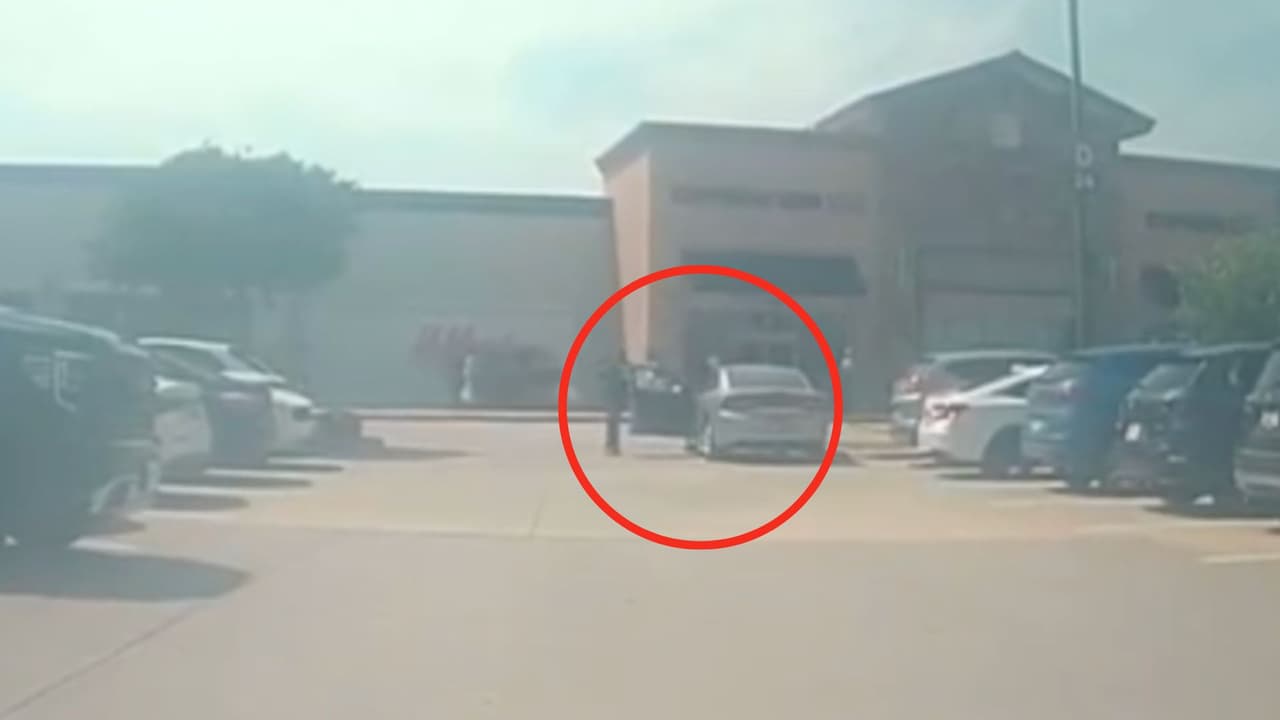 Un 
<b><a href="https://www.univision.com/local/dallas-kuvn/sospechoso-tiroteo-centro-comercial-allen-premium-outlets-texas" target="_blank">conductor captó en video del momento en que el atacante</a></b> 
<b> se baja de un auto de color gris </b>frente a la tienda 
<i>H&M</i>. En sus manos, 
<a href="https://www.univision.com/local/dallas-kuvn/mauricio-garcia-posible-responsable-matar-ocho-personas-allen-premium-outlets-texas" target="_blank">el responsable de la muerte de ocho personas</a>, lleva lo que parece un arma larga.