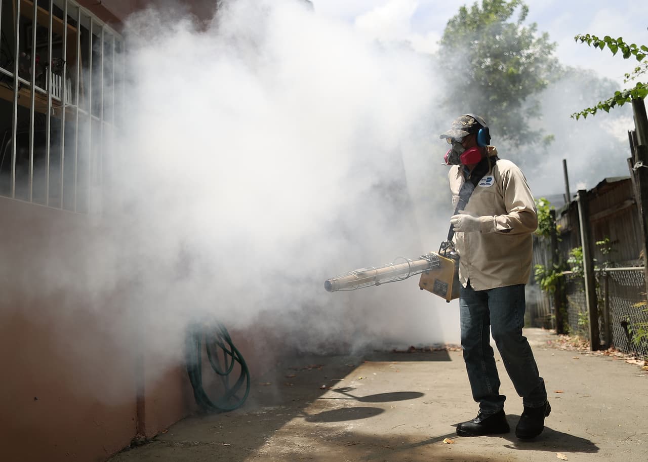 Si siente que tiene un problema mayor en su casa o negocio, puede pedir una inspección al condado, llamando al 311 o descargando la aplicación MDC Solid Waste, y busque dentro de las herramientas la sección de “Mosquito Control”. 
<br>
