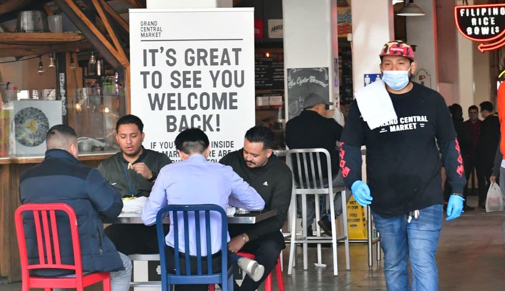 Los Ángeles avanza a nivel naranja de apertura, esto es lo que implica para negocios y trabajadores