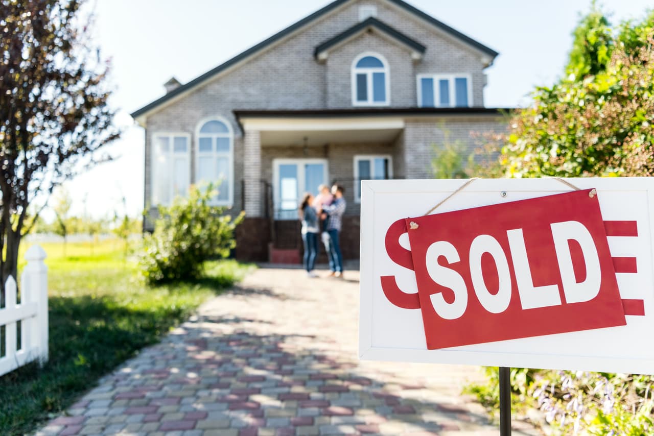 <h3 class="cms-H3-H3">Estudia el mercado</h3>
<br>
<br>Antes de comprar una casa asegúrese de estudiar el mercado. “Lo bueno es que está toda la tecnología disponible”, con plataformas en internet para ver cómo fluctúa el mercado. “Así puede estudiar como se ha vendido en los últimos meses en esa área. De esta manera usted sabe específicamente el área donde usted quiere vivir para ver los precios y saber cuando ofrecer”.