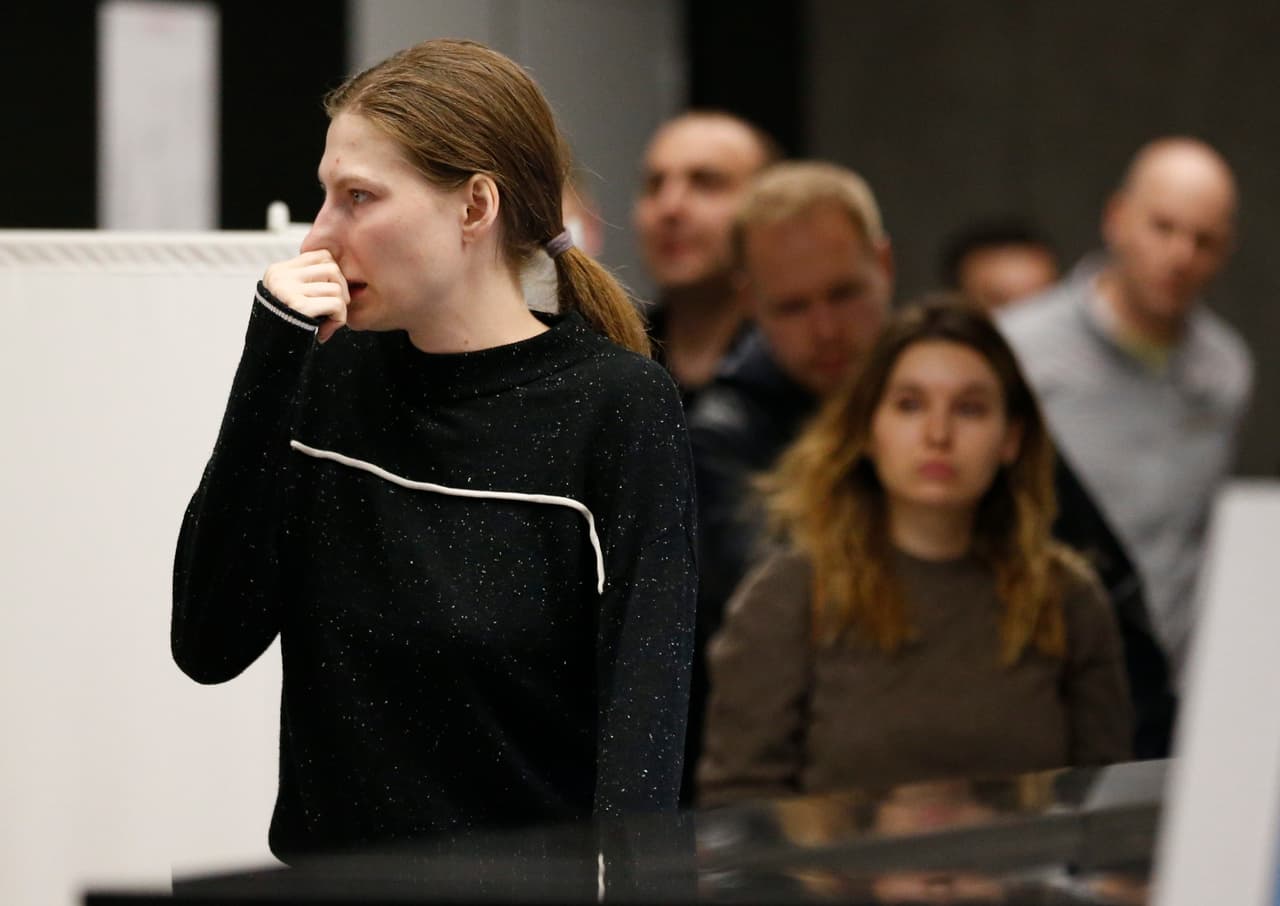 Al menos 40 personas murieron cuando el avión de Aeroflot realizaba un aterrizaje de emergencia en Moscú. Aeropuerto de Sheremetyevo, dijeron las autoridades el lunes temprano. (AP Photo/Alexander Zemlianichenko)