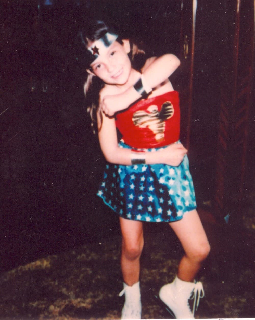 A los 9 años 
<b>Thalía</b> tiene su primera oportunidad para subirse a un escenario musical, fue 1982 que la actriz se convirtió en vocalista del grupo 'Din Din'.