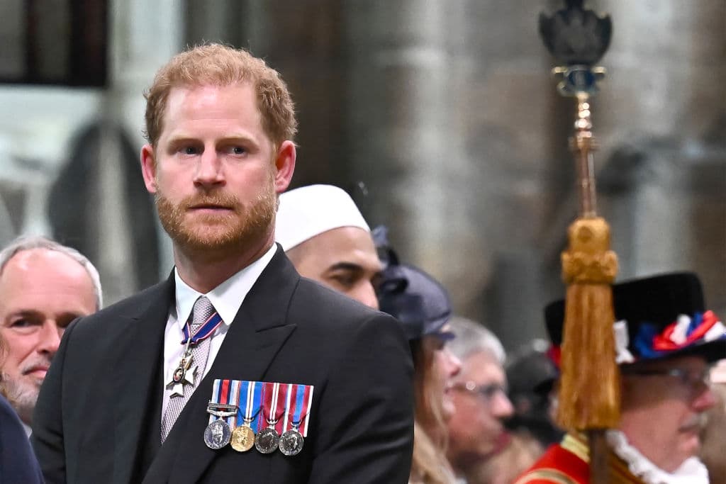 El príncipe Harry se dejó ver serio en la coronación de su padre.