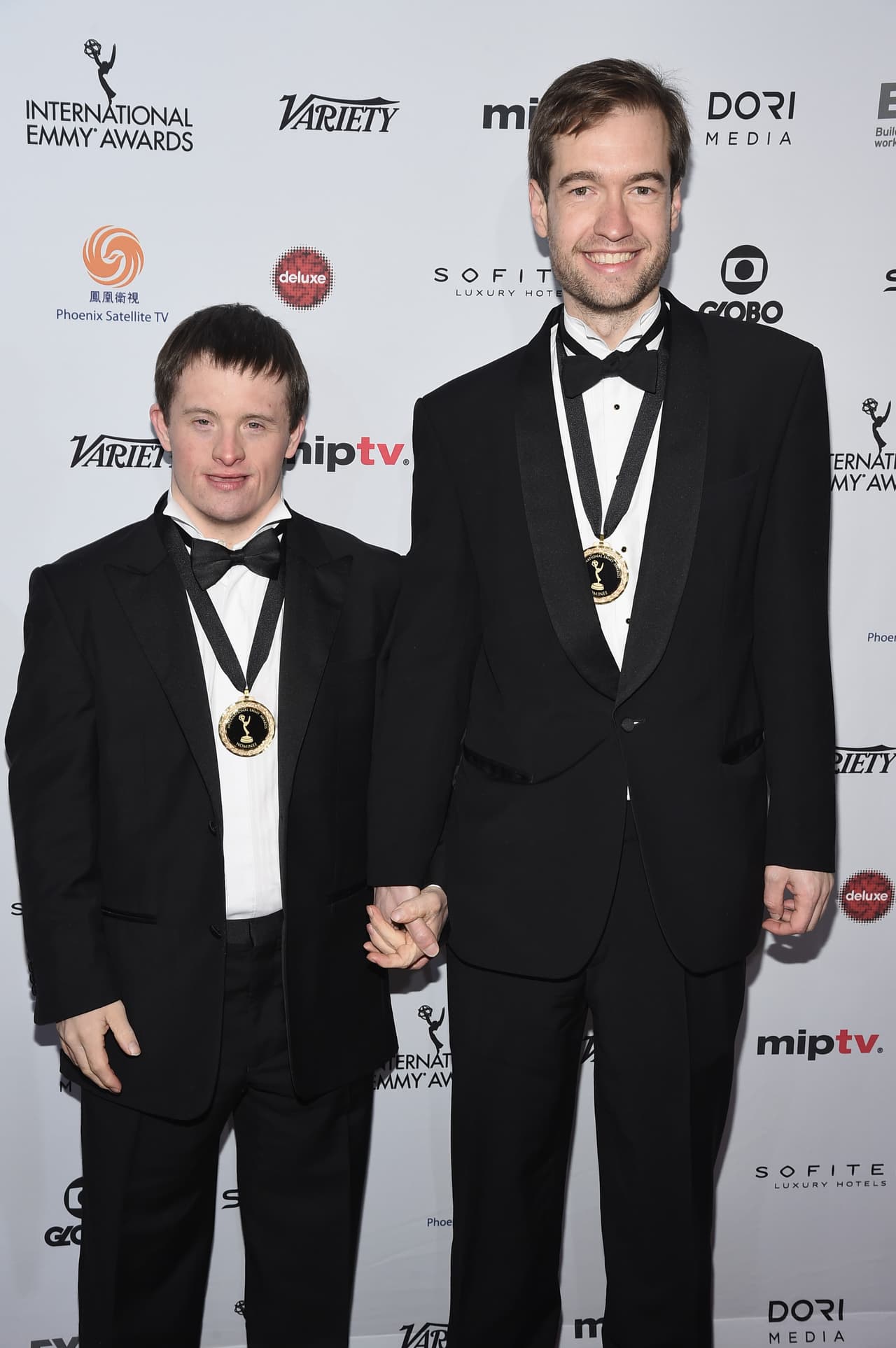 <b>Tommy Jessop </b>es una de las estrellas del documental de la BBC 
<i>"Going Up Down's". </i>El 
<a href="https://www.independent.co.uk/arts-entertainment/theatre-dance/features/growing-up-downs-tommys-got-talent-9073067.html" target="_blank">documental</a> narra las peripecias de tres actores con síndrome de Down mientras preparan una de las obras más complejas de Shakespeare, "Hamlet". En la imagen aparece retratado junto a su hermano Will en la ceremonia de los Emmy Awards en Nueva York.