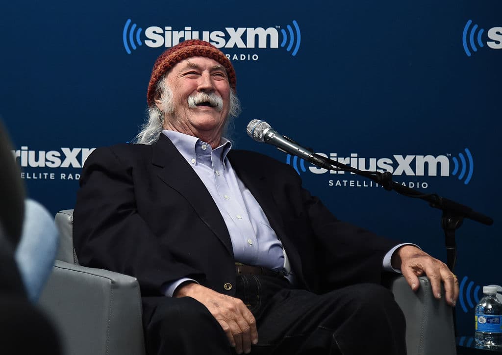 Tras superar problemas de adicción a las drogas y el alcohol, David Crosby tuvo un renacimiento musical y emprendió una carrera en solitario.