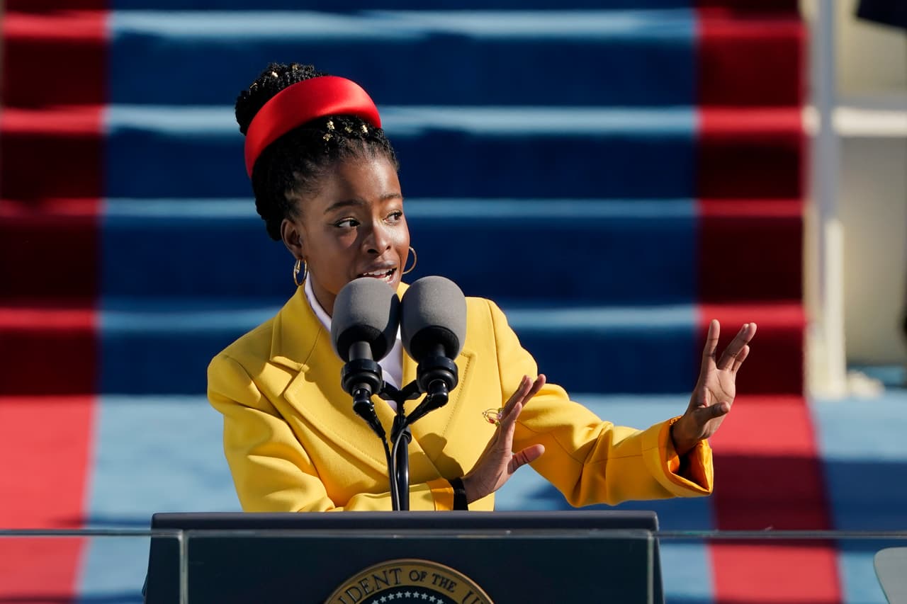 <b>Amanda Gorman</b>, poeta afroestadounidense de 22 años de edad, acaparó la atención en la ceremonia de investidura del presidente 
<a href="https://www.univision.com/temas/joe-biden">Joe Biden</a> al recitar el poema "The Hill We Climb" ("La colina que subimos") en el que trabajó durante semanas, pero que no remató hasta después del 
<a href="https://www.univision.com/noticias/politica/los-rostros-del-asalto-al-capitolio-los-arrestos-mas-notables-de-los-que-participaron-en-la-revuelta-contra-el-parlamento-de-estados-unidos-disturbios-partidarios-donald-trump-ataque-congresistas-asalto-revuelta-2021-fotos">asalto al Capitolio del 6 de enero</a>, inspirada por la necesidad de que el país encuentre consuelo.