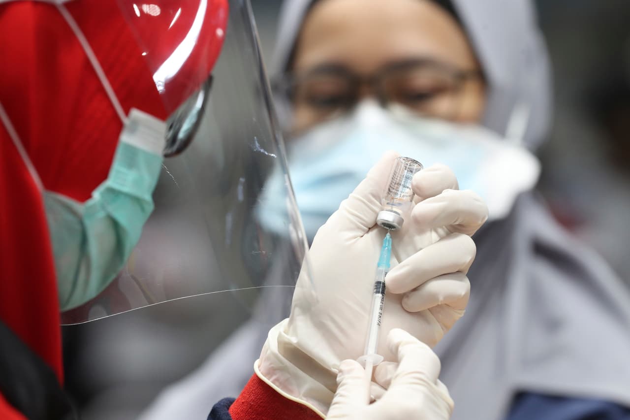 <b>Indonesia.</b> 
<b>0.7 dosis administradas por cada 100 habitantes.</b> Según datos del 20 de febrero, se han inoculado totalmente en Indonesia a 0.3% del total de su población (este dato se refiere a la cantidad de personas ya recibió todas las dosis necesarias, según las especificaciones del fabricante de la vacuna). Este país tiene más de 270 millones de habitantes.