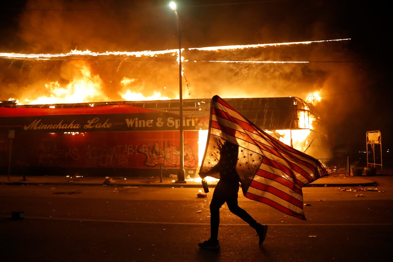 <b>El detonante: la muerte de George Floyd</b> 
<b>en custodia de la policía</b>. El afroestadounidense falleció en la tarde del 25 de mayo cuando Derek Chauvin, un policía de la ciudad de Minnesota, 
<a href="https://www.univision.com/noticias/estados-unidos/derek-chauvin-el-expolicia-acusado-por-la-muerte-de-george-floyd-sale-de-prision-tras-pago-de-fianza-millonaria"><u>presionó con su rodilla el cuello de Floyd mientras este le suplicaba que le permitiera respirar</u></a>. Al día siguiente se difundió un video del incidente y comenzaron las protestas en Minnesota. Esta foto fue tomada en la noche del 28 de mayo en esa ciudad.