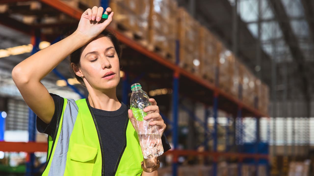 <h3 class="cms-H3-H3">Recomendaciones para cuidarte </h3>
<br>Si vives en el norte de Texas, es momento de prepararte. Aquí algunas recomendaciones: 
<br>
<b>Hidrátate constantemente</b>, incluso si no sientes sed. 
<br>
<b>Evita salir al mediodía</b>, cuando el sol está más fuerte. 
<br>
<b>Revisa el aire acondicionado </b>o ventiladores de tu casa. 
<br>
<b>Cuida a los adultos mayores</b>, niños y mascotas, que son los más vulnerables. 
<br>Además, asegúrate de no dejar a nadie, ni personas ni mascotas, dentro de vehículos estacionados. Bastan pocos minutos para que las temperaturas dentro del auto se vuelvan peligrosas.