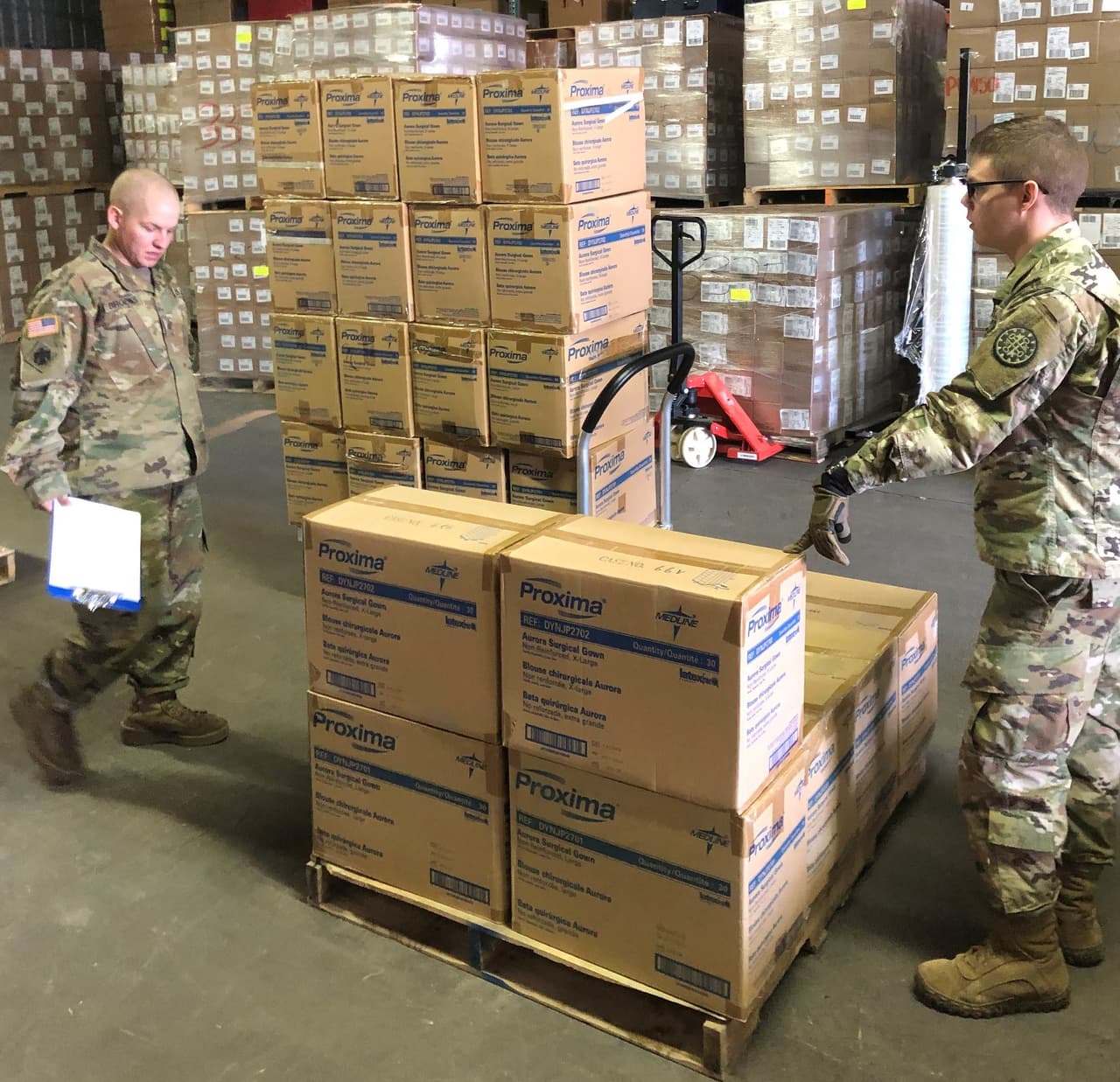 Los militares también forman parte del apoyo logístico para equipos y materiales médico. Además, están a cargo de los bancos de comida de la región para ayudar a las familias más necesitadas durante la crisis.