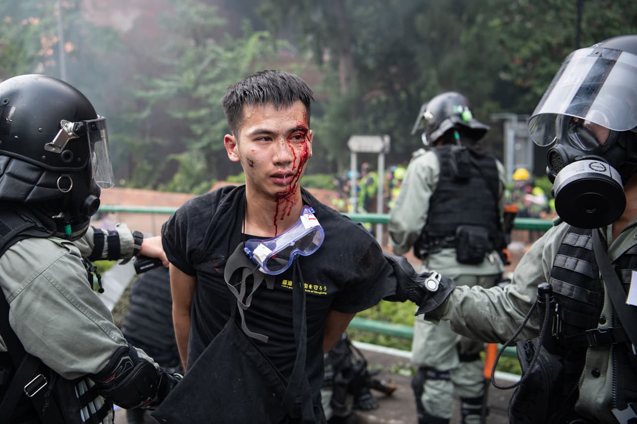 En esa misma universidad, un joven manifestante es arrestado el 18 de noviembre del 2019. Ese día, los manifestantes armados con ladrillos y arcos y flechas se enfrentaron a la policía.