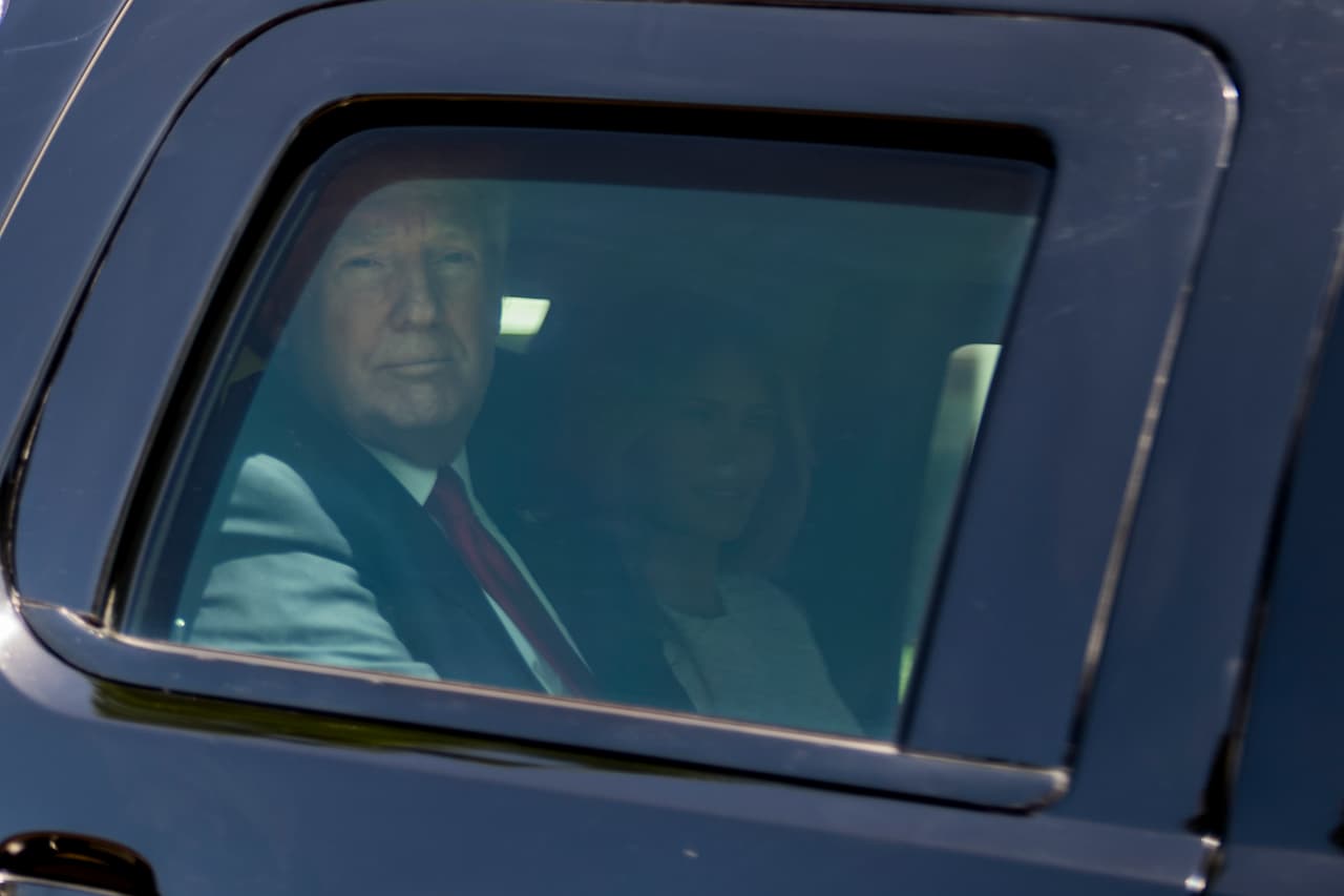 <b>Día 87/Abril16:</b> Donald Trump y la Primera Dama Melania Trump salen del servicio de Pascua en la Iglesia de Bethesda-by-the-Sea, en Palm Beach. 
<b><a href="http://www.univision.com/noticias/politica/trump-vuelve-a-mar-a-lago-por-pascua-esta-tomando-mas-vacaciones-que-obama">El presidente ha pasado en Mar-a-Lago 25 días de un total de 88 en el cargo, es decir cerca de un tercio de su aún breve mandato</a></b>.
