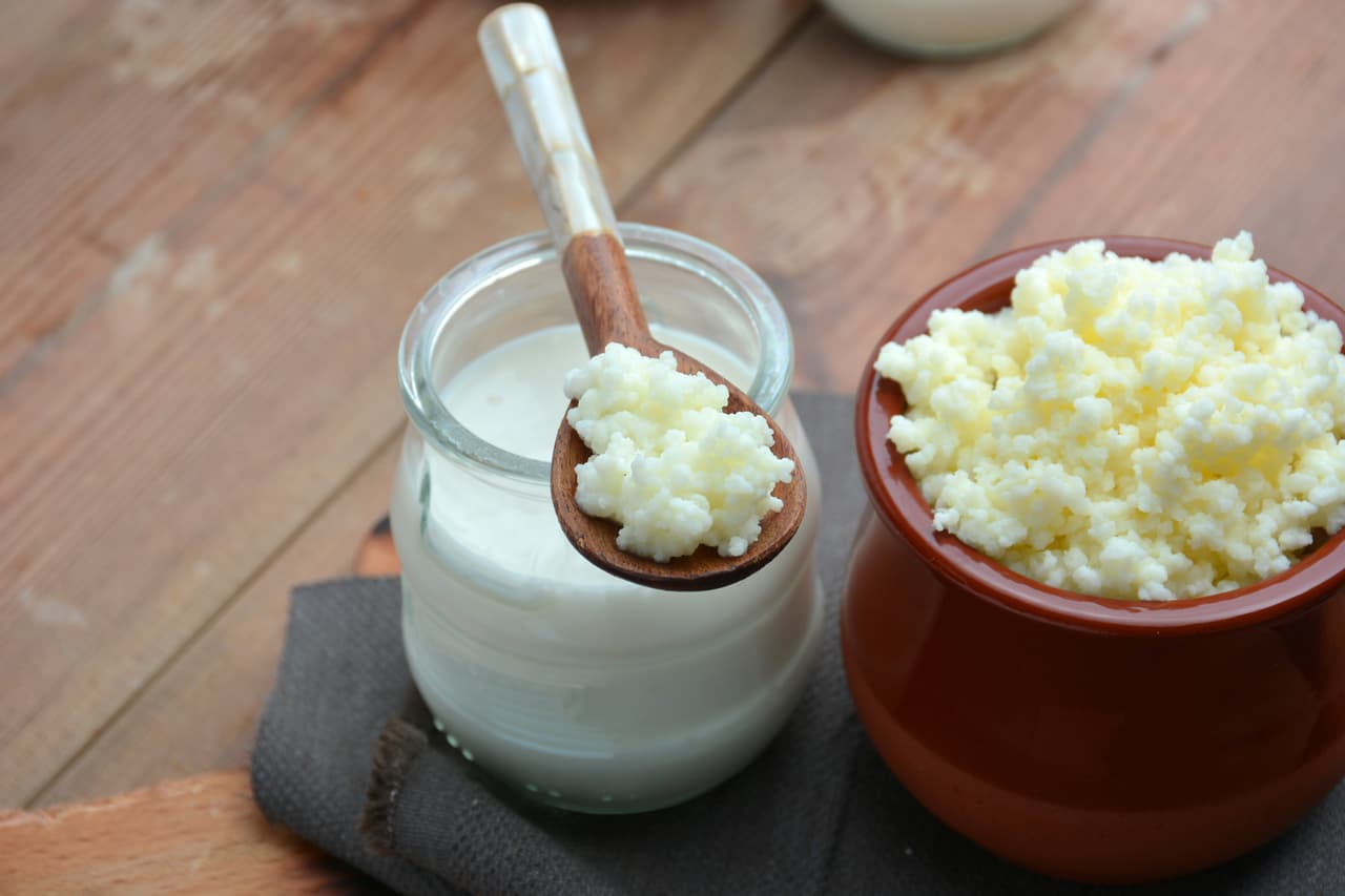 <b>Alimentos "funcionales". </b>Nos referimos a productos que, además de aportar nutrientes esenciales, conceden beneficios extra para cuidar de la salud y ayudar a prevenir enfermedades. Los más conocidos son los 
<a href="http://scielo.isciii.es/scielo.php?pid=S0212-16112007000500005&script=sci_arttext">probióticos y prebióticos</a>. Los primeros son seres vivos (bacterias y levaduras), que permanecen activos en el intestino. Están presentes en yogures frescos, leches fermentadas o el kéfir, por ejemplo.
