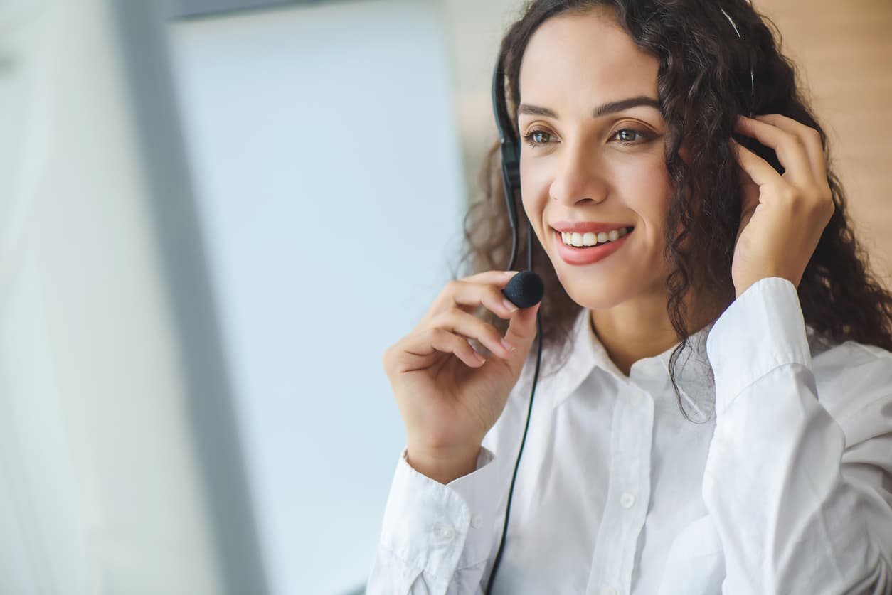 <b>5. Representante de atención al cliente: </b>Son el enlace entre las compañías y los clientes, a quienes asisten para resolver problemas o preguntas relacionados con un producto o servicio que ofrezca la empresa. También ayudan a atraer a nuevos clientes y a promocionar y explicar nuevos productos o servicios.