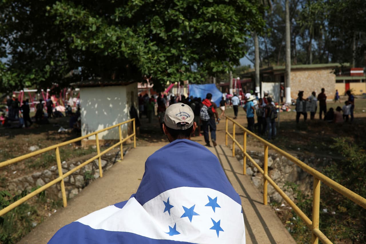 Donald Trump exigió que la caravana "sea parada antes de que llegue aquí" a Estados Unidos. Como en otras ocasiones, puso sobre la mesa el tratado NAFTA con México, al afirmar que está en juego, pero también añadió a su amenaza la ayuda exterior que Washington otorga a "Honduras y a otros países que permiten que esto suceda". Sin embargo, no especificó a qué tipo de ayudas se refería.