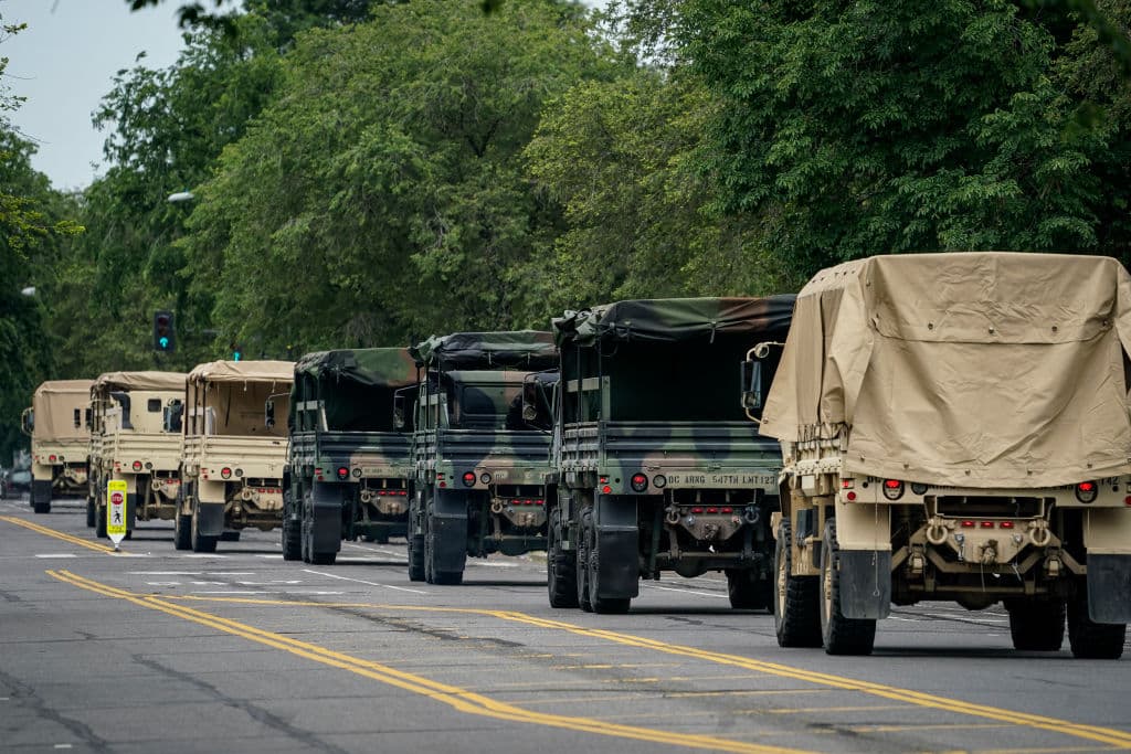 Camiones de la Fuerza Conjunta de la Guardia Nacional se deplazan por la capital de EEUU, Washington DC, este 2 de junio de 2020. Es para contener a las protestas contra la brutalidad policial contra los negros tras 
<a href="https://www.univision.com/noticias/estados-unidos/brutalidad-policial-contra-afroestadounidenses-de-la-paliza-a-rodney-king-al-no-puedo-respirar-de-george-floyd" target="_blank">la muerte de George Floyd en Minneapolis</a> a manos de un policía blanco. Las escenas de la capital llena de militares no es corriente en este país que orgullosamente se describe como la mayor democracia del mundo. 
<br>
