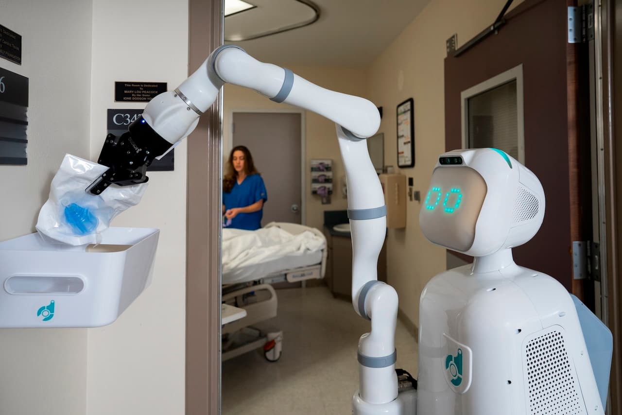 <b>Moxi, un asistente del equipo médico.</b> Este robot se incorporó al hospital Medical City Healthcare de Texas en febrero de 2020, poco antes de que EEUU comenzara a enfrentarse a la pandemia. Está diseñado para reducir la carga de trabajo del personal, entregando y recogiendo suministros y trasladando muestras de laboratorio. 
<a href="https://www.univision.com/noticias/salud/mapa-actualizado-del-coronavirus-cifras-de-casos-confirmados-y-fallecidos"><u>Vea aquí nuestro mapa actualizado del coronavirus: cifras de casos confirmados y fallecidos</u></a>
<br>