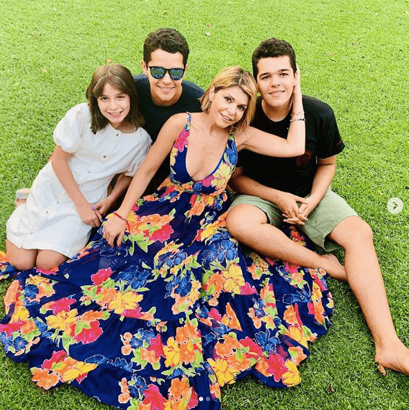 “No lo sé, si me pusieran en el papel de la película, tal vez sería peor que la suegra de la película. Si se meten con mis hijos, por supuesto, yo creo que todas las mamás haríamos cualquier cosa, y aunque no sean pollitos, aunque sean grandes, tienes que tener empatía por ellos”, sentenció Itatí Cantoral.