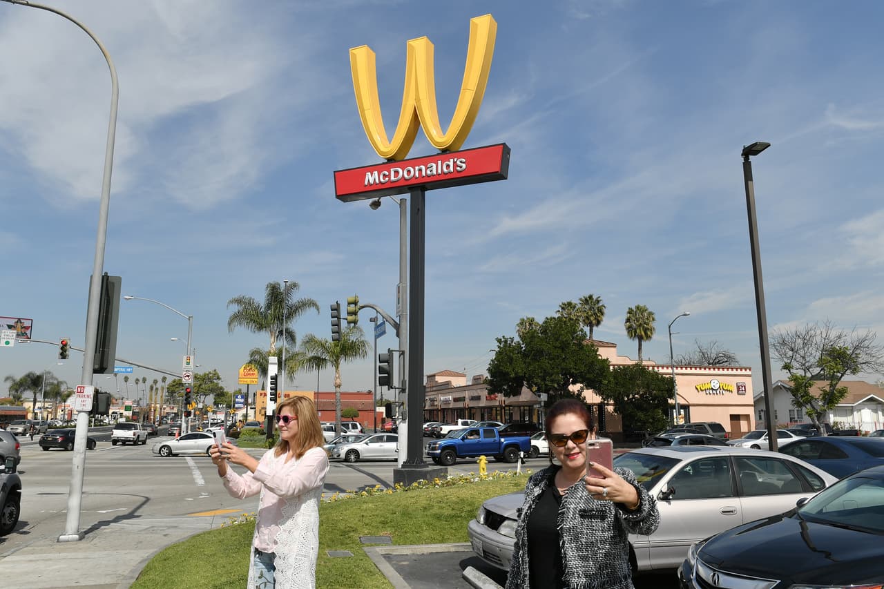 <b>McDonalds.</b> La marca de los arcos dorados giró su legendario 
<a href="https://www.univision.com/noticias/empresas/mcdonalds-esta-girando-sus-logos-y-todos-se-preguntan-por-que">logo 180 grados para transformarlo en una 'W' (inicial de <i>woman</i>, en inglés)</a> con la que celebran el Día Internacional de la Mujer. "Por primera vez en nuestra historia cambiamos nuestros icónicos arcos", dijo la directora de diversidad de la cadena, Wendy Lewis, en un comunicado.