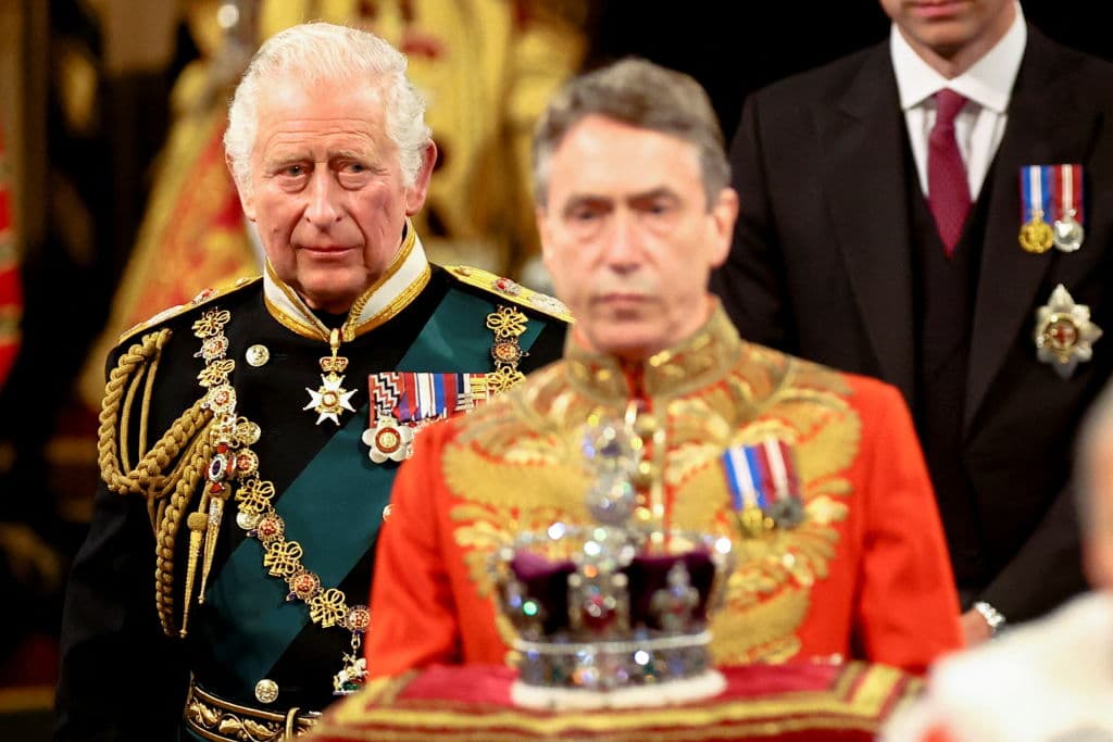 El príncipe británico Carlos, príncipe de Gales, avanza detrás de la Corona Imperial de Estado por la Galería Real durante la Apertura de Estado del Parlamento en las Casas del Parlamento, en Londres, el 10 de mayo de 2022.