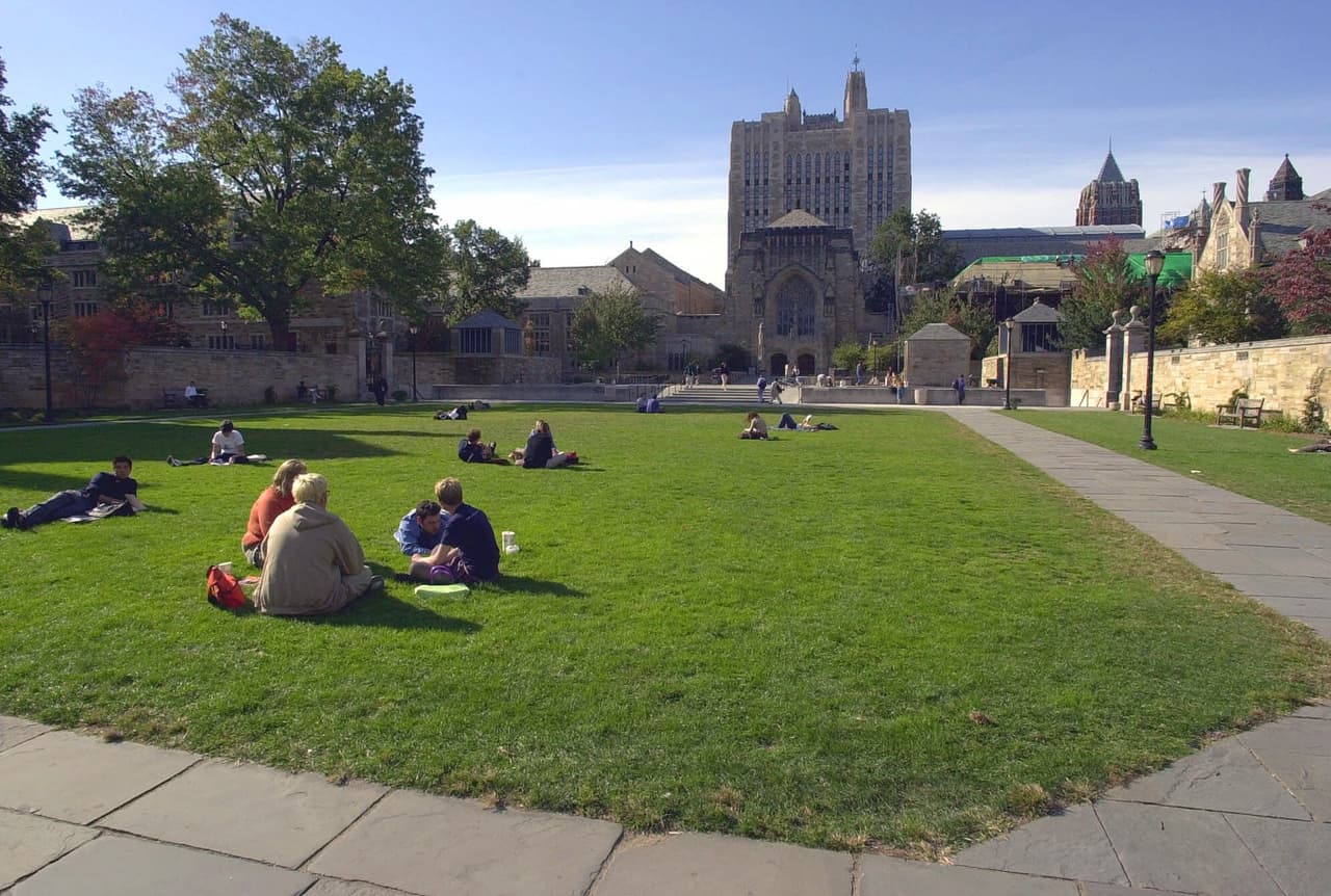 <b>3. <a href="https://www.usnews.com/best-colleges/yale-university-1426">Universidad de Yale (empate)</a></b>
<br>
<br>
<b>Ubicación: </b>New Haven, Connecticut
<br>
<b>Costo matrícula: </b>53,430 dólares
<br>
<b>Costo hospedaje: </b>16,000 dólares
<br>
<b>Fecha límite de aplicación: </b>1 de enero
<br>
<b>Selectividad:</b> Extremadamente selectiva - 7%
<br>
<b>La media de salario un año después de la graduación: </b>63,200 dólares