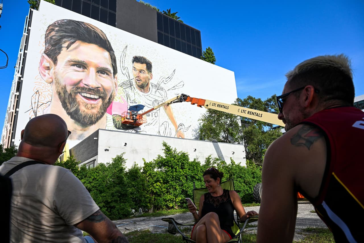<h2 class="cms-H2-H2"><b>El mural más grande de Messi</b></h2>
<br>Una de las muestras que más ha llamado la atención del astro argentino es su propio mural. Este Messi sonriente de más de 20 metros de altura es obra del también del argentino Maximiliano Bagnasco y se encuentra en el barrio de Wynwood en un edifició ubicado
<b> </b>en el 148 NW 28 St.
<br>
<br>
<a href="https://goo.gl/maps/nWXn2G1JST51kjt36" target="_blank">Mural de Messi en 148 NW 28 St.</a>