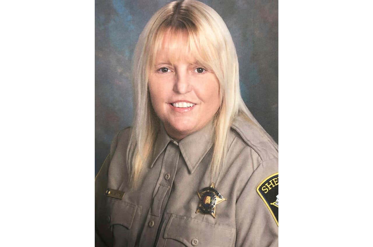 <a href="https://www.univision.com/noticias/estados-unidos/casey-white-vicky-white-reconstruccion-de-su-escape-y-persecucion">La historia de Vicky White,</a> la funcionaria de una prisión de Alabama que ayudó a escapar al peligroso reo Casey White, puede haber mantenido al país en vilo durante los 11 días que duraron prófugos, pero está lejos de ser la única historia de fugas que se han perpetuado gracias a que una guardia ayuda a su amante a huir de la prisión en la historia reciente de Estados Unidos.