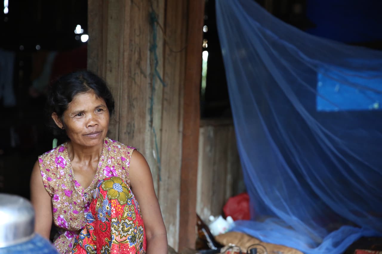 La distribución de mosquiteros gratuitos ha contribuido a la reducción de los casos de malaria en Camboya. En la fotografía, una de las residentes de la plantación de árboles de goma conocida como Memot Rubber Plantation.