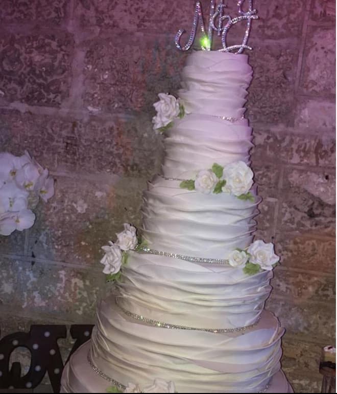 Este fue el exclusivo pastel de bodas de 5 pisos. Las iniciales de los novios estaban engarzadas con cristales Swarovsky.