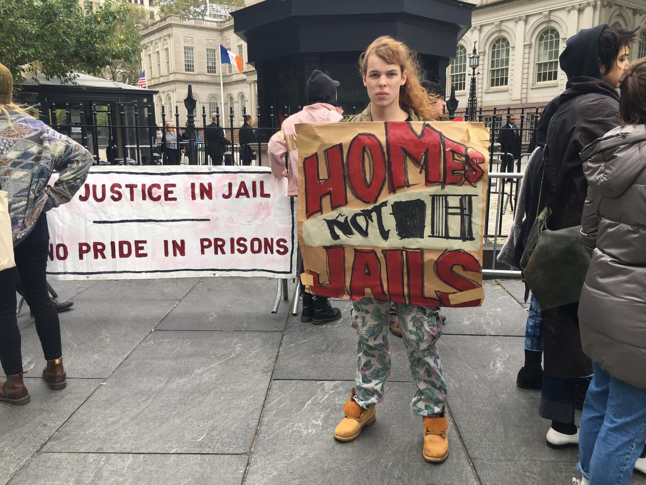 "Casas, no cárceles," dice una pancarta de una manifestante. "No hay orgullo en prisiones," dice otra.