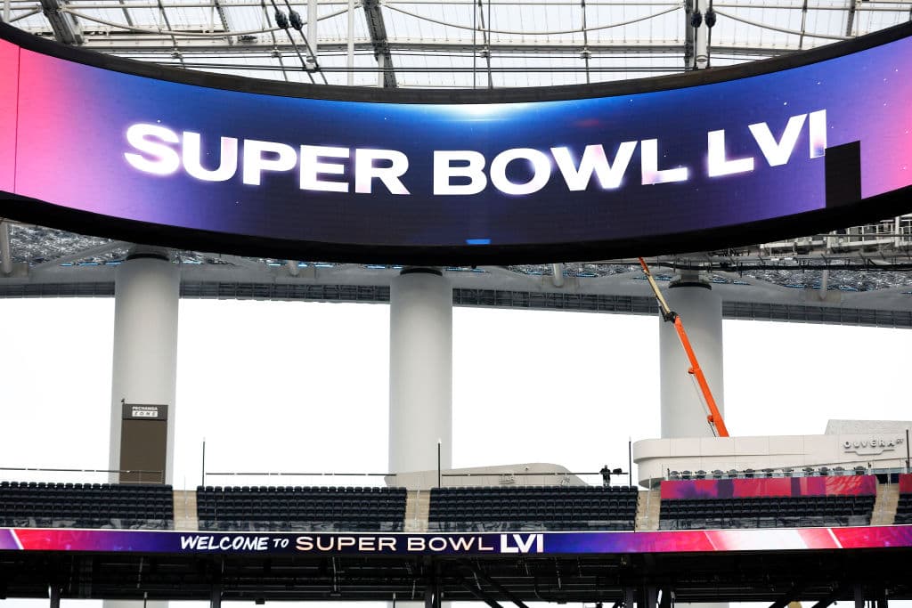 <b>¿Cuánto es el impacto económico del Super Bowl?</b>
<br>El mega evento deportivo crea un empuje económico con nuevos trabajos e impulsos de negocio. Los expertos estiman entre $250 y hasta los $500 millones de dólares en impacto económico. Sin duda, una cifra que estimulará la economía de la ciudad de Inglewood y el área de Los Ángeles.
<br>